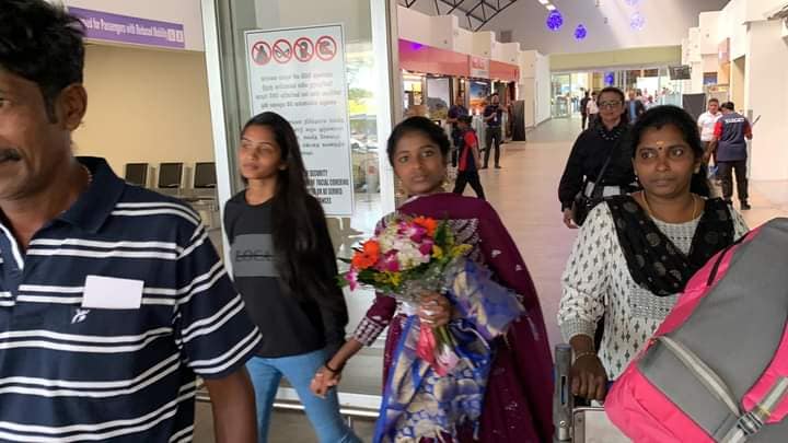 நாடு திரும்பினார் அசாணி.