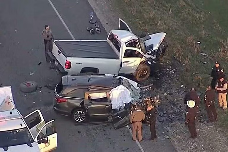 அமெரிக்க வீதி விபத்து : கிறிஸ்துமஸ் கொண்டாடச் சென்ற 6 இந்தியர்கள் உயிரிழப்பு.