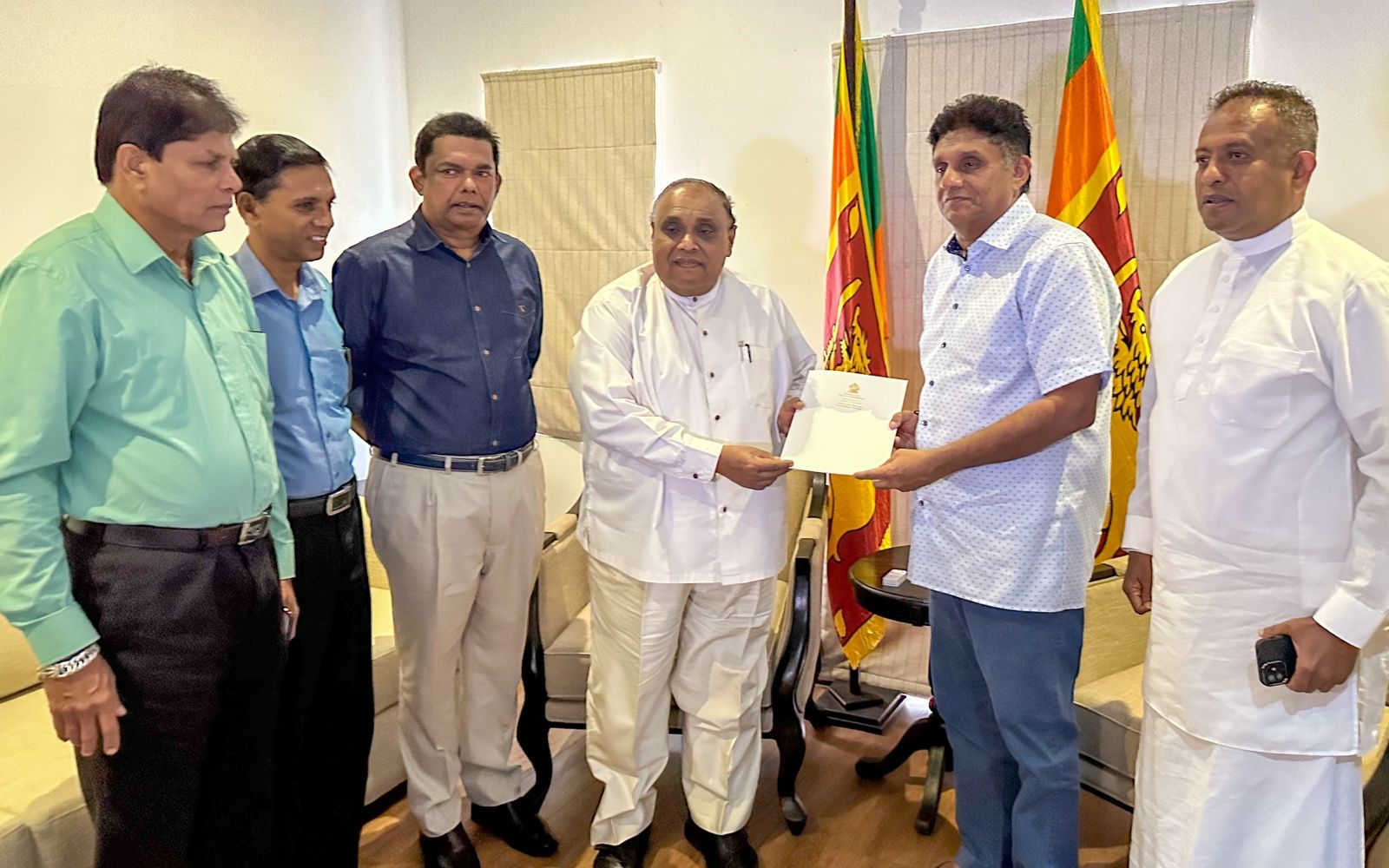 கட்சி தாவல்கள் ஆரம்பம்  – மைத்திரியின் சகா சஜித்துடன் சங்கமம்.