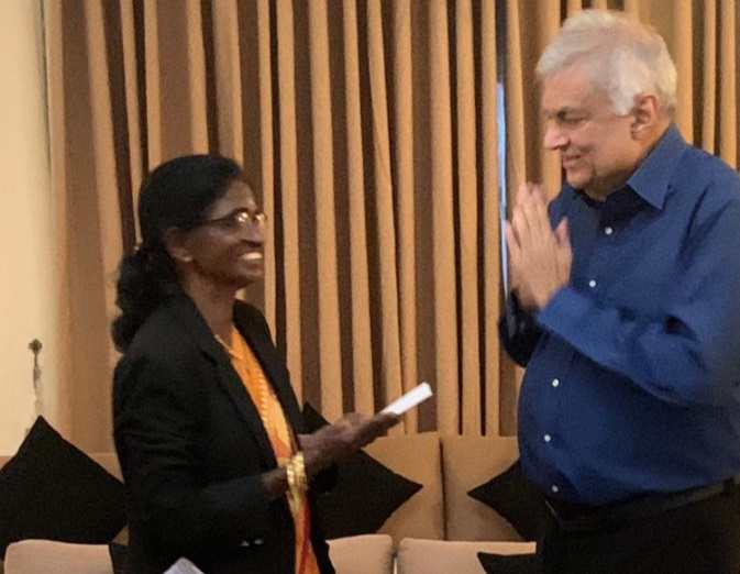 அகிலத் திருநாயகியை நேரில் பாராட்டிய ஜனாதிபதி!