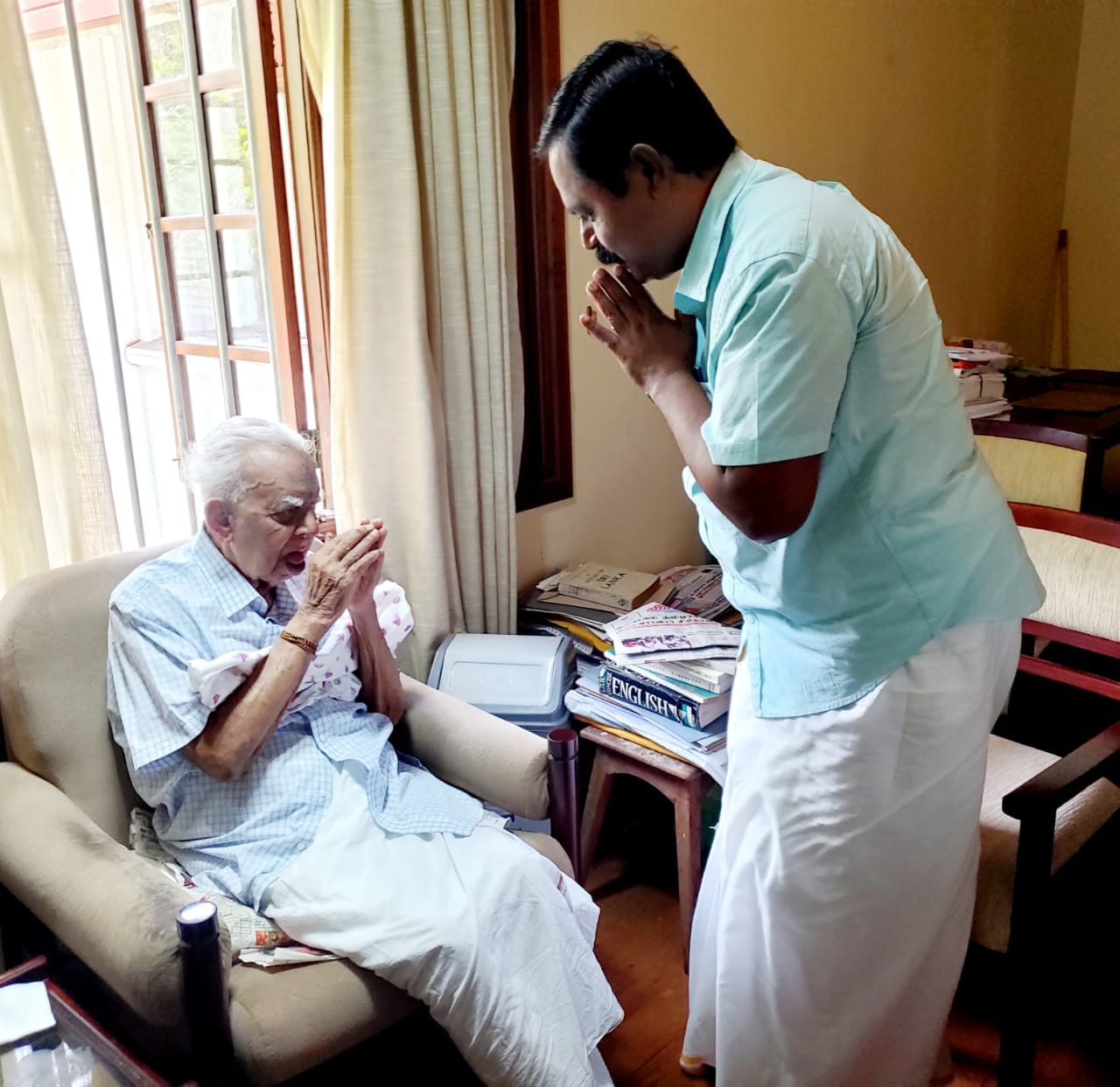 தமிழ் மக்களுக்காக உங்களை முழுமையாக அர்ப்பணியுங்கள்  தன்னிடம் ஆசி பெற்ற சிறீதரனிடம் சம்பந்தன் எம்.பி. இப்படி தெரிவிப்பு.