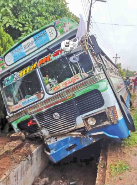 கோர விபத்தில் ஓய்வுபெற்ற பொலிஸ் அதிகாரி பரிதாப மரணம்! (Photos)