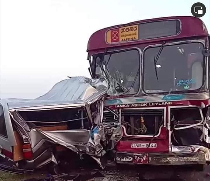 ஆனையிறவு பகுதியில் கோர விபத்து ஒருவர் உயிரிழப்பு..பலர் காயம்.