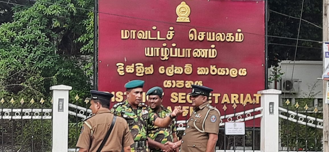 யாழில் போராட்டத்தையடுத்துத் தாமதமாகி வந்த ஜனாதிபதி! மூவர் கைது!! – கச்சேரியில் கூட்டம் ஆரம்பம்.