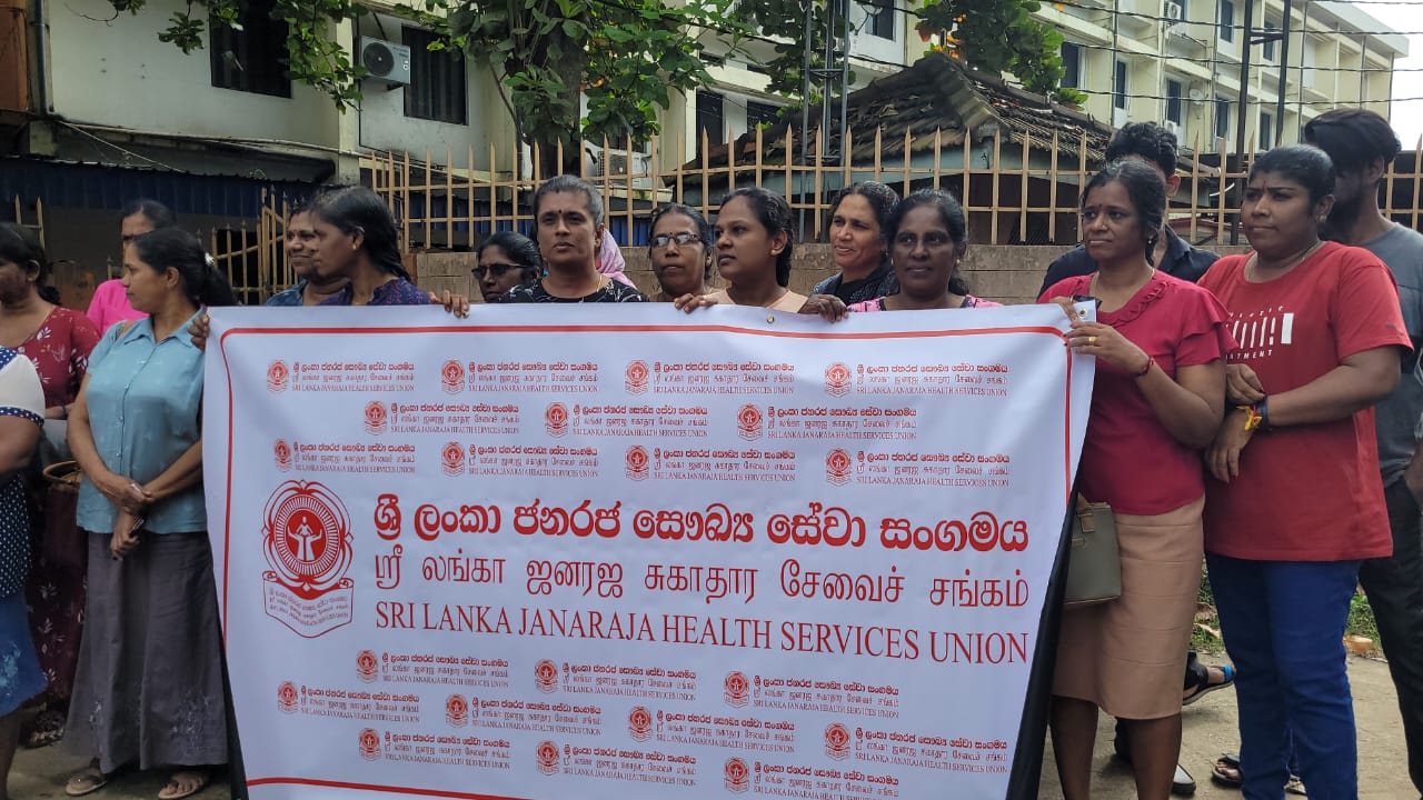 பல்வேறு கோரிக்கைகளை முன்வைத்து வவுனியா வைத்தியசாலை சிற்றூழியர்கள் போராட்டம்!