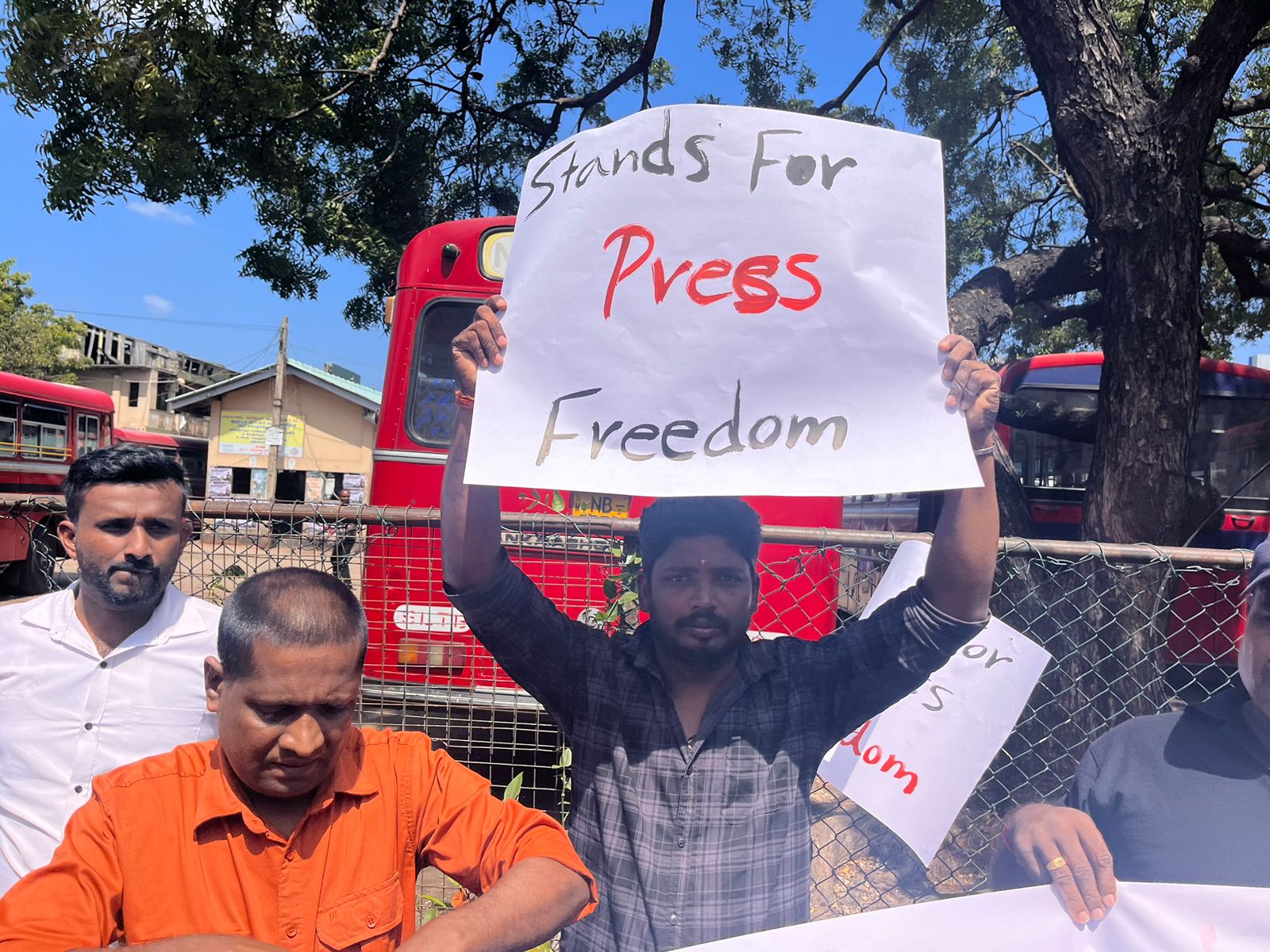 ஊடக அடக்குமுறைகளுக்கு எதிராக யாழ்ப்பாணத்தில் இன்று போராட்டம்.