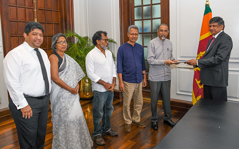 ஜனாதிபதி நியமித்த குழுவால் புதிய சட்ட வரைவு கையளிப்பு!