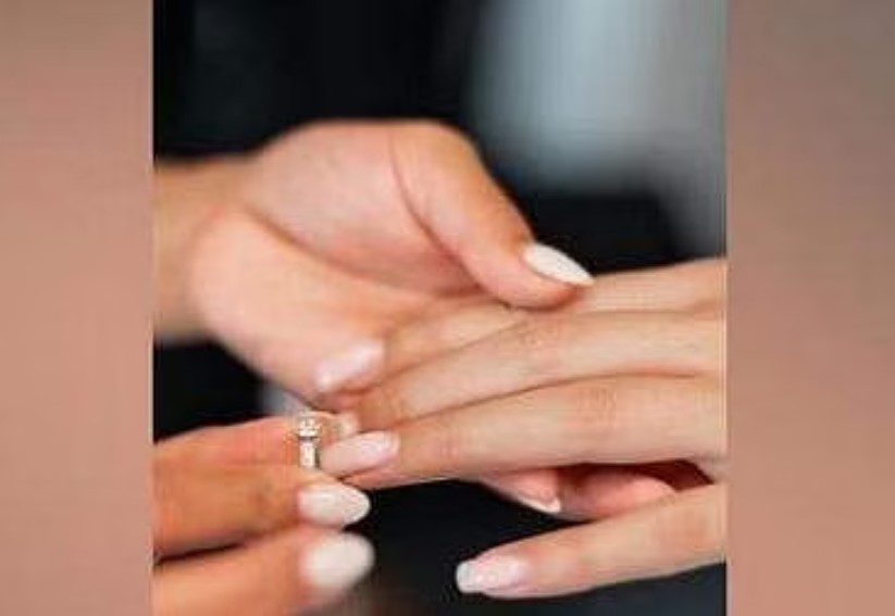 கோயிலில் திருமணம் செய்துகொண்ட தன்பாலின ஈர்ப்பாளர்கள்!