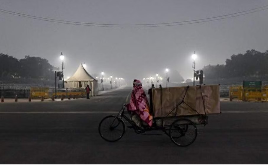 கடும் பனி: தில்லியில் விமான சேவை பாதிப்பு