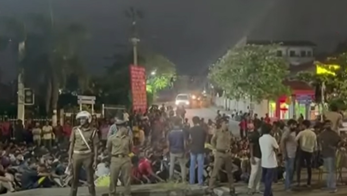 ஜனாதிபதி பல்கலைக்கழகத்துக்குள் நுழையக் கூடாது : மாணவர் ஒன்றிய போராட்டம்