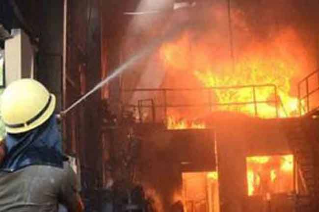 யாழ். நகரில் கடைகள், சொத்துக்களை எரிக்க பெல்ஜியத்தில் இருந்து 12 இலட்சம் ரூபா ‘டீல்’ – மூவர் வசமாகச் சிக்கினர்.