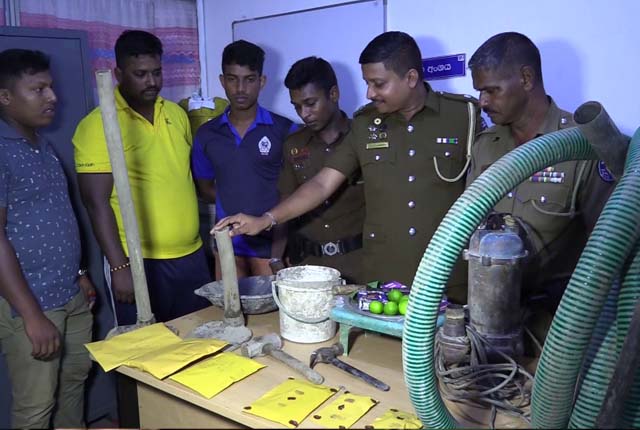 புதையல் தோண்டிய ஒரே குடும்பத்தைச் சேர்ந்த மூவர் உட்பட நால்வர் கைது.