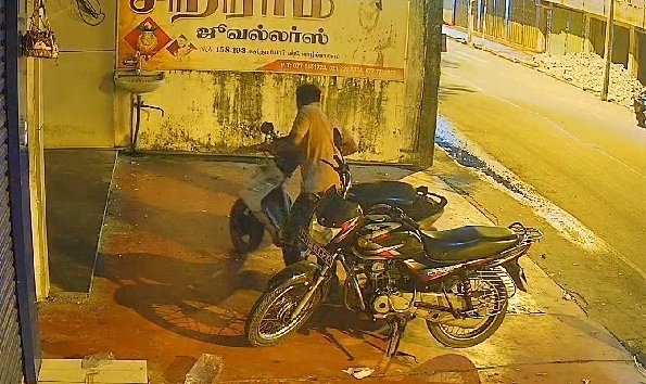 யாழ். நகரில் மோட்டார் சைக்கிளைத் திருடி தீக்கிரையாக்கிய நபரைத் தேடும் பொலிஸ்.