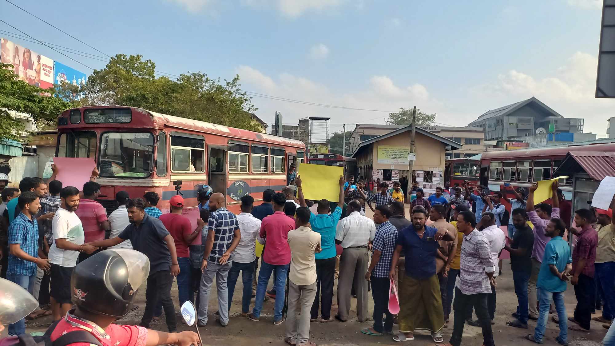 இ.போ.ச. பஸ் நிலையத்தை முற்றுகையிட்டு தனியாா் பஸ் உாிமையாளா்கள் போராட்டம்  – யாழ்ப்பாணத்தில் பயணிகள் பெரும் அசௌகரியம்.