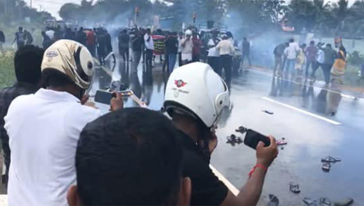 கிளிநொச்சி ஆர்ப்பாட்ட பேரணிக்கு கண்ணீர்ப்புகை , நீர் தாக்குதல்…