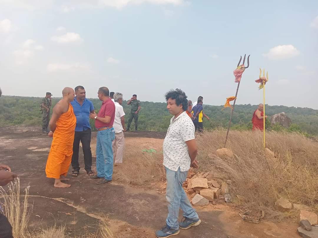 இராணுவப் பாதுகாப்புடன் வெடுக்குநாறிமலைக்கு பௌத்த பிக்கு தலைமையிலான குழுவினர் விஜயம்.