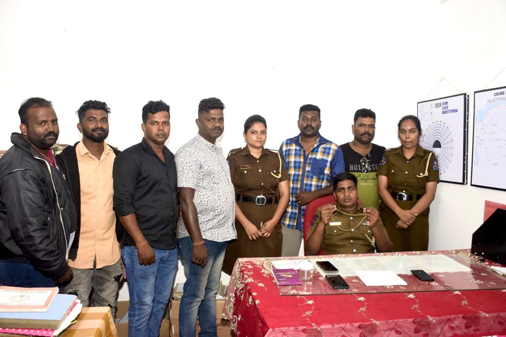 காதலர் தினத்தன்று மனைவிக்குப் பரிசளிக்க   29 பவுண் நகைகளைத் திருடிய கணவர் கைது!