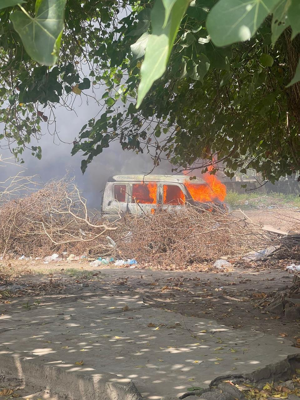 யாழ். நகர் மத்தியில் வாகனம் தீக்கிரை!