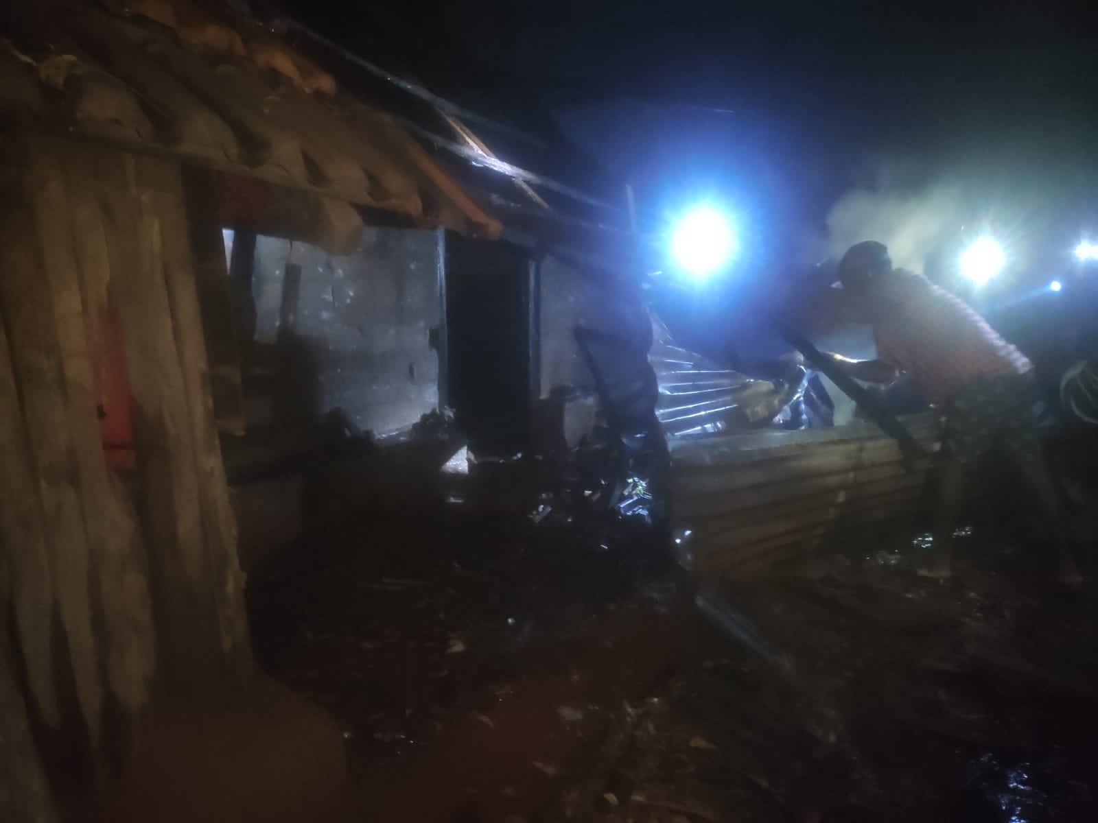 புத்தூரில் வீடொன்று தீக்கிரை.