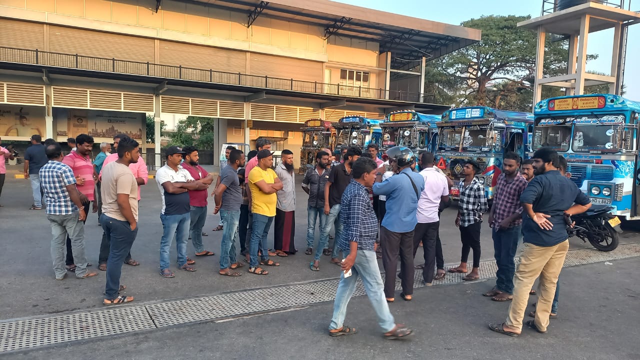 சகல தனியார் பஸ் சேவைகளும் வடக்கில் முற்றாக இடைநிறுத்தம்  – வெறிச்சோடிக் காணப்படும் பஸ் நிலையங்கள்.