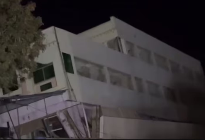 திடீரென சரிந்து விழுந்த 3 அடுக்கு மாடிக்கட்டிடம்… இரவில் நடந்த அதிர்ச்சி சம்பவம்!