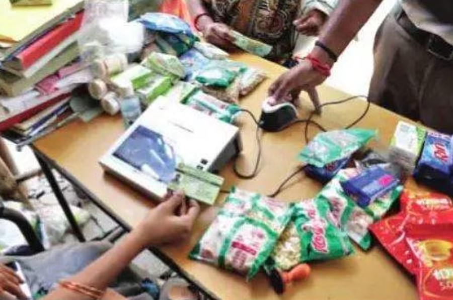 குடும்ப அட்டையில் பெயரை உறுதி செய்யாவிட்டால் நீக்கம்! நியாயவிலைக் கடை பணியாளா்கள் எச்சரிக்கையால் மக்கள் அதிா்ச்சி