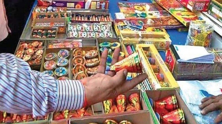 விதியை மீறி பட்டாசு தயாரிப்பு: பட்டாசு ஆலை உரிமையாளா் மீது வழக்கு