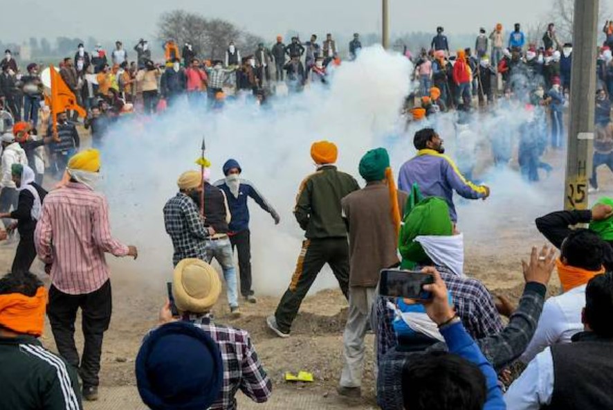 தீவிர போராட்டம்; விவசாயி, போலீஸ்காரர் பலி – காரணமான கண்ணீர் புகைகுண்டு?
