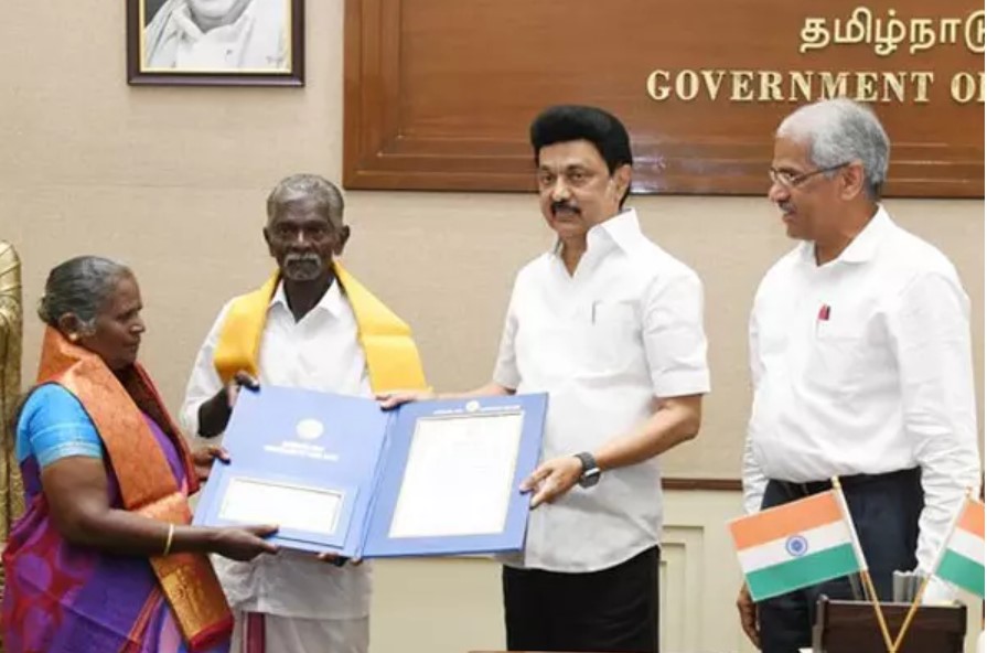 டார்ச் லைட் அடித்து ரயிலை நிறுத்திய தம்பதி – ரூ.5 லட்சம் வெகுமதி வழங்கிய முதலமைச்சர்!