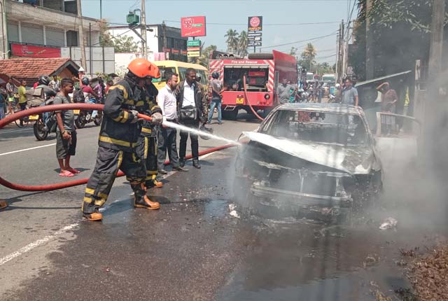 காலி வீதியில் வாகனம் ஒன்று திடீரென தீப்பற்றி எரிந்தது.