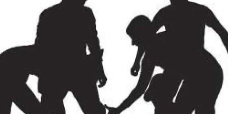 யாழ்.நெல்லியடி பாடசாலைக்கு சென்ற மாணவனை தாக்கி  கொள்ளையடித்த  மாணவர்கள்  :  தாக்கப்பட்ட மாணவன் மருத்துவமனையில்!