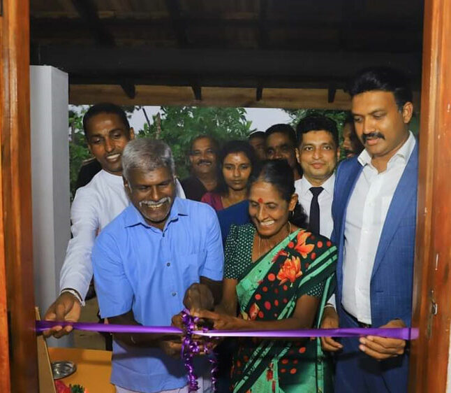 போரினால் பாதிக்கப்பட்ட திருக்கோவில் மக்களுக்கு வீடுகளை வழங்கிய செந்தில் தொண்டமான்