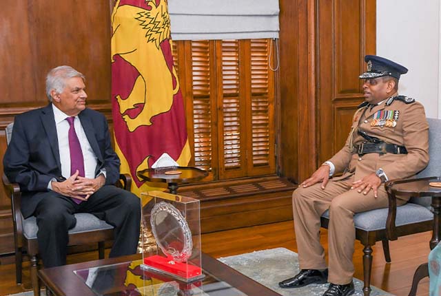 புதிய பொலிஸ் மா அதிபர் ஜனாதிபதியை சந்தித்துள்ளார்.