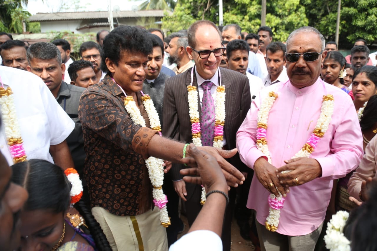 கல்விக்கு முதலிடம், தமிழர் ஐக்கியத்துக்கு சிறப்பிடம், இரண்டிலும் கனடிய தமிழர், உலகத்தமிழருக்கு வழிகாட்டி. மனோகணேசன்.