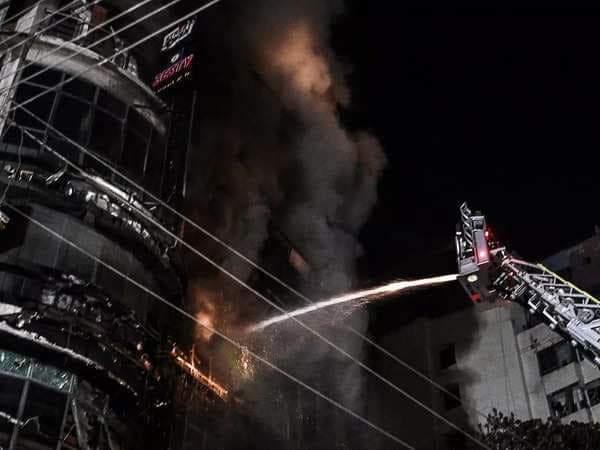 பங்களாதேஷ் தலைநகர் 7 மாடி கட்டிடத்தில் ஏற்பட்ட பாரிய தீ விபத்தில் 43 பேர் உடல் கருகி பலி.