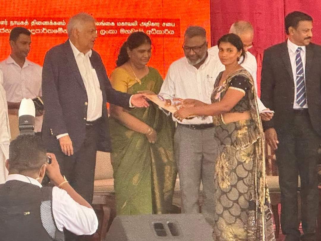 யாழ். வந்தார் ரணில் காணிகள் விடுவிப்பு  – உரிமையாளர்களிடம் பத்திரங்களும் கையளிப்பு.