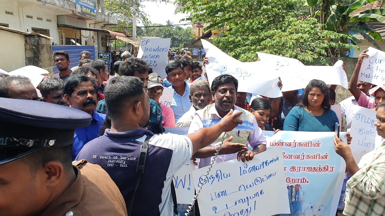 இந்திய மீனவர்களின் அத்துமீறலுக்கு எதிராக வடக்கு மீனவர்கள் போராட்டம்  – யாழ். இந்தியத் துணைத் தூதரகத்தில் மகஜரும் கையளிப்பு.