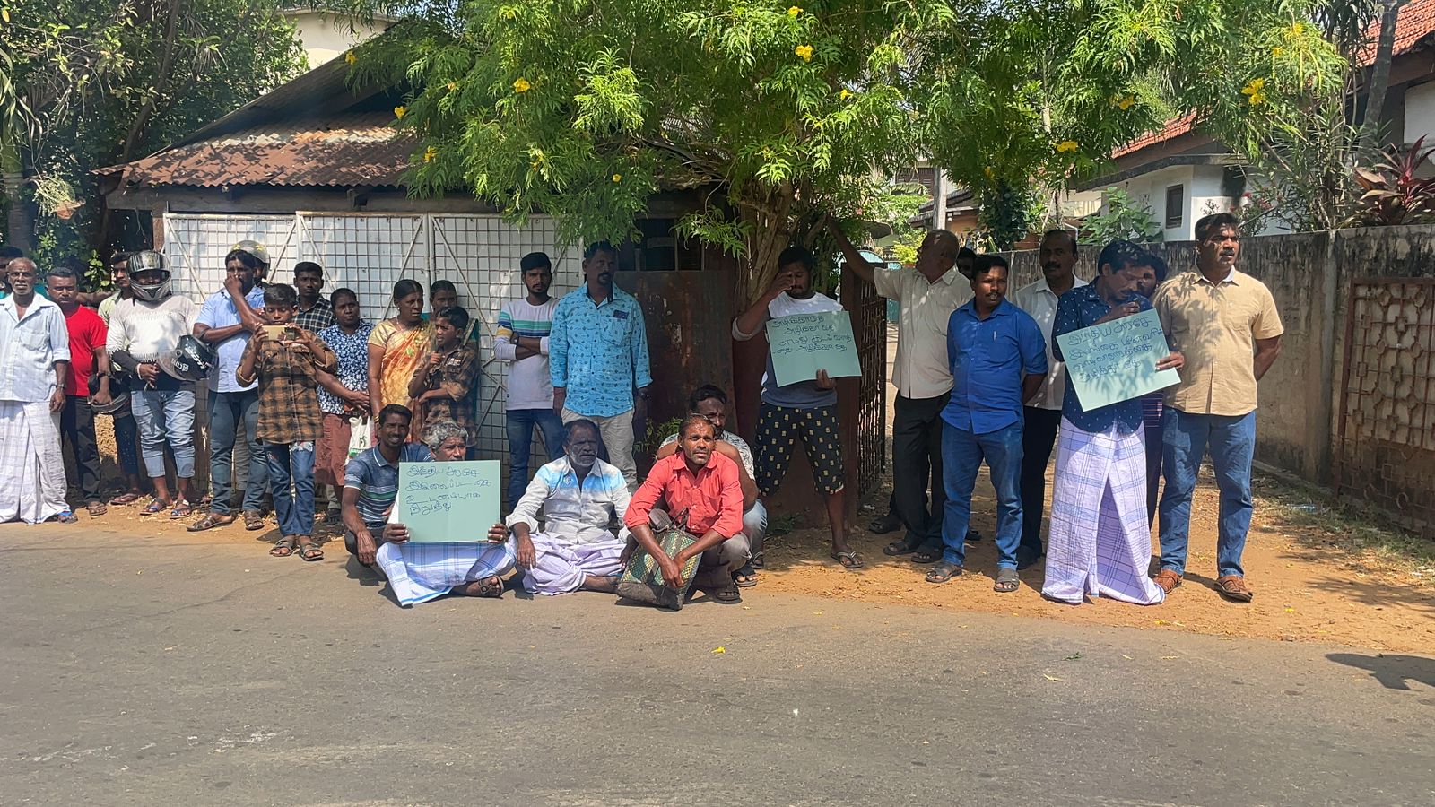 இந்தியத் தூதரகத்தை திடீரென முற்றுகையிட்ட போராட்டக்காரர்  பொலிஸார் அதிகளவு குவிப்பு தொடர்கின்றது உண்ணாவிரதம்.