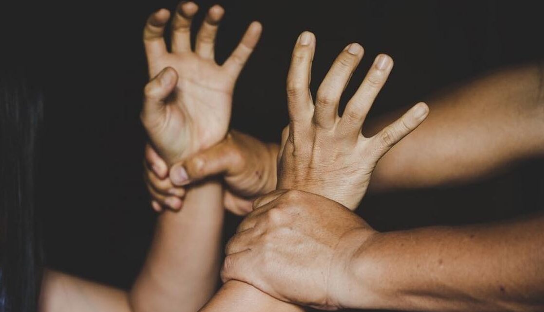 பேஸ்புக் மூலம் அறிமுகமான 14 வயது மாணவி, நான்கு நபர்களால் பலாத்காரம்