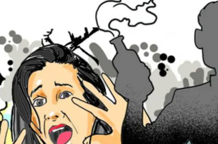 தேர்வெழுத வந்த மாணவிகள் 3 பேர் மீது ஆசிட் வீச்சு – மங்களூருவில் பரபரப்பு