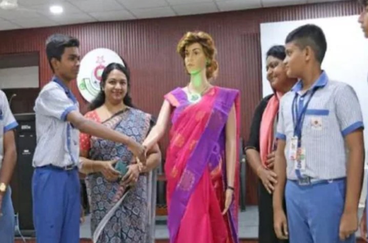 இந்தியாவின் முதல் ரோபோ டீச்சர் – கேரள தனியார் பள்ளியில் அறிமுகம்