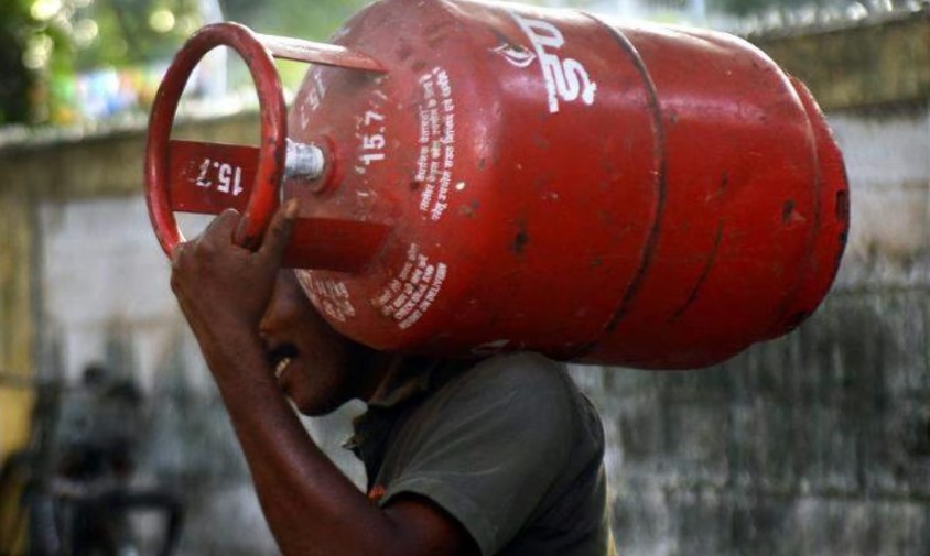 வீட்டு உபயோக சமையல் எரிவாயு சிலிண்டர் விலை ரூ.100 குறைப்பு: மோடி அறிவிப்பு