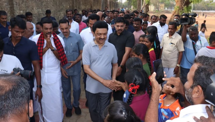 தஞ்சாவூரில் நடைப்பயிற்சியின்போது வாக்கு சேகரித்த தமிழக முதல்வர்