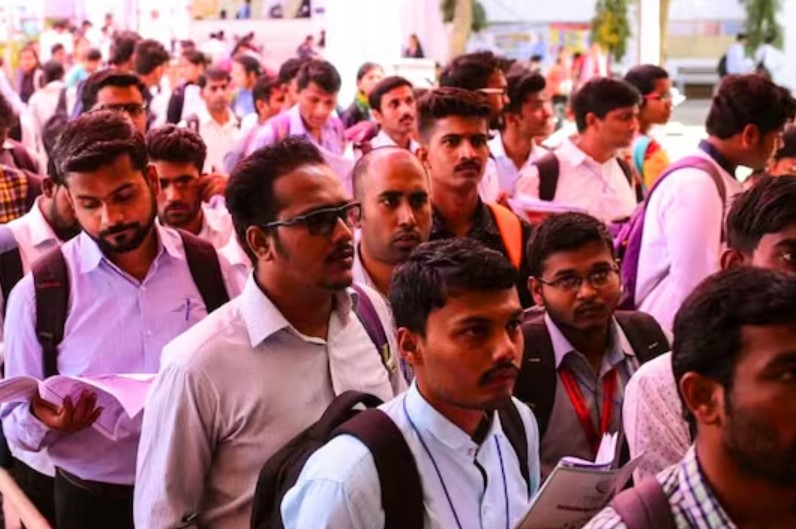 இந்தியாவில் படிக்காத இளைஞர்களை விட படித்தவர்களுக்கே வேலைவாய்ப்பு இல்லை – ஆய்வில் தகவல்