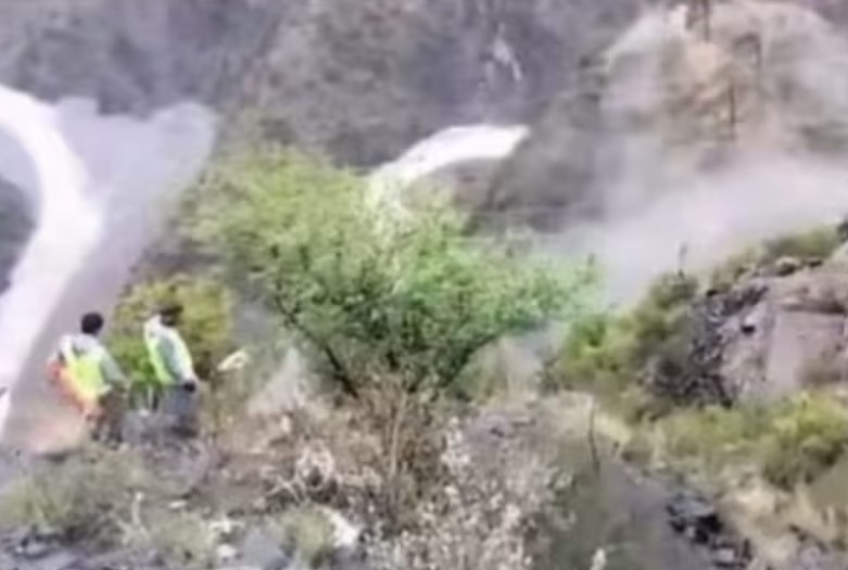 பள்ளத்தாக்கில் கார் கவிழ்ந்த கோர விபத்தில் 10 பேர் பலி… ஜம்மு – காஷ்மீரில் பயங்கரம்