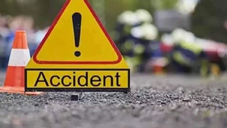 மின்கம்பத்தில் கார் மோதி ஒரே குடும்பத்தைச் சேர்ந்த 4 பேர் பலி; 2 பேர் காயம்