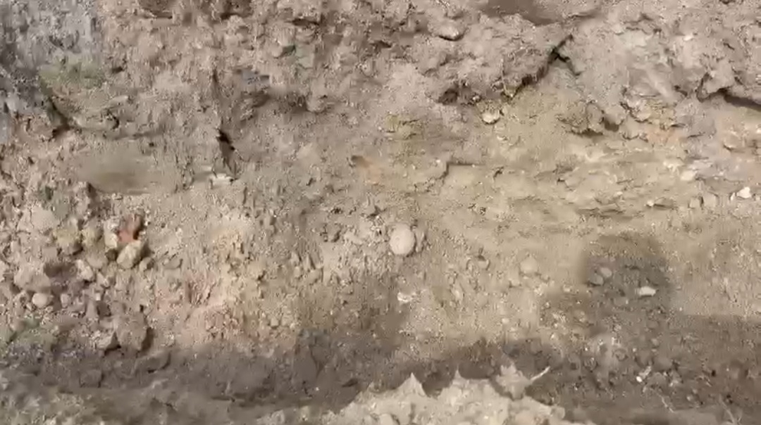 யாழில் கட்டடம் அமைக்க  கிடங்கு வெட்டியபோது சிக்கியது கைக்குண்டு.