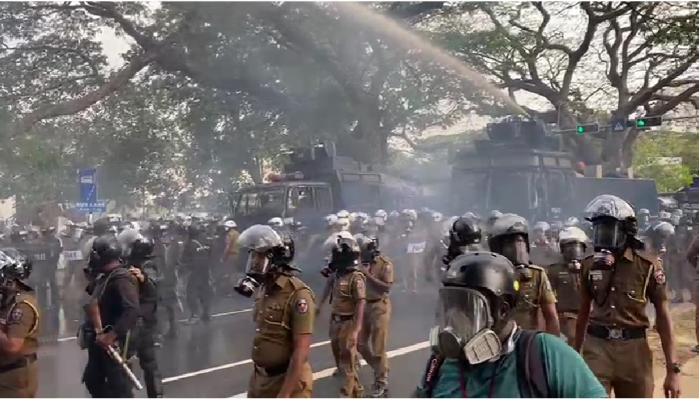 மாணவர் போராட்டத்தின் மீது கண்ணீர் புகை தாக்குதல்.