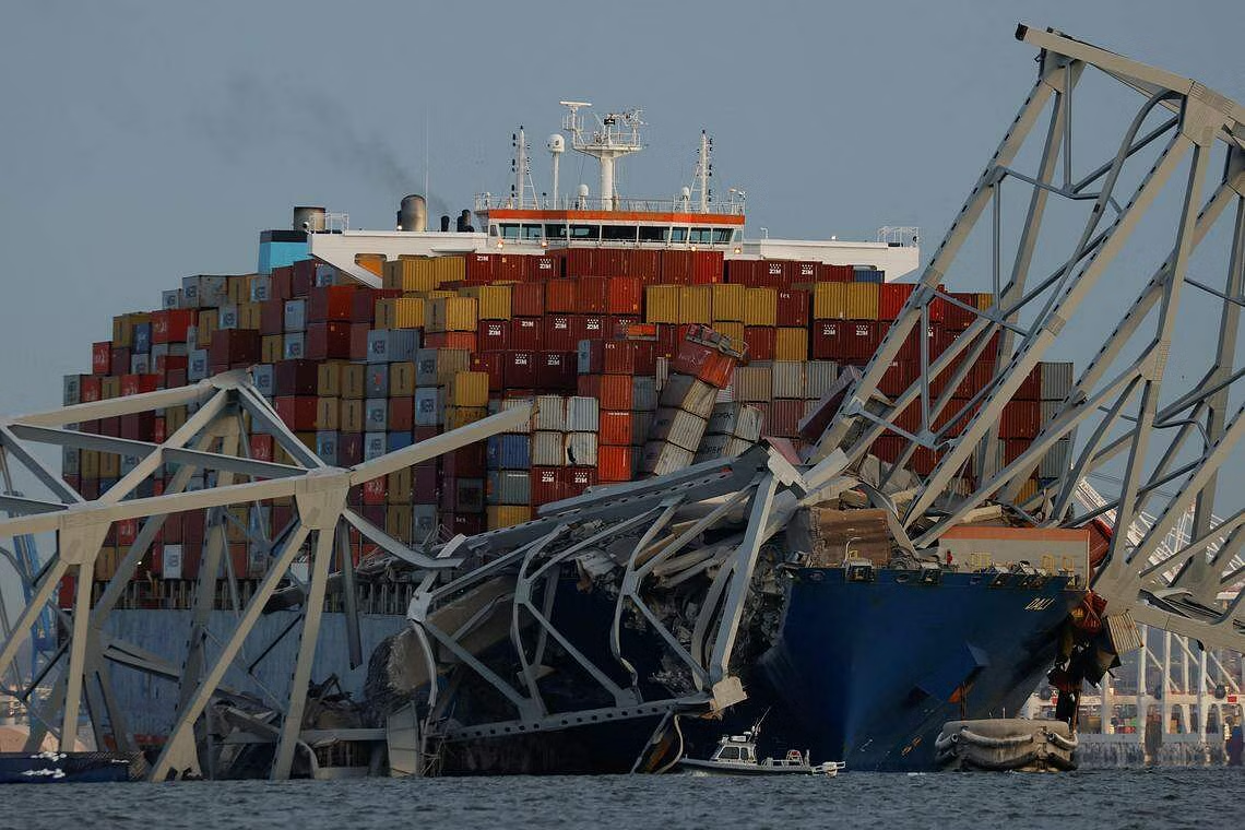 சிங்கப்பூர்க் கப்பல் மோதி பாலம் ஆற்றில் விழுந்தது : மீட்பு நடவடிக்கை பல நாள்களுக்கு நீடிக்கலாம்.