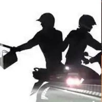 குழந்தையின் கழுத்தில் கத்தியை வைத்து மிரட்டி நகை, மோட்டார் சைக்கிள் கொள்ளை.